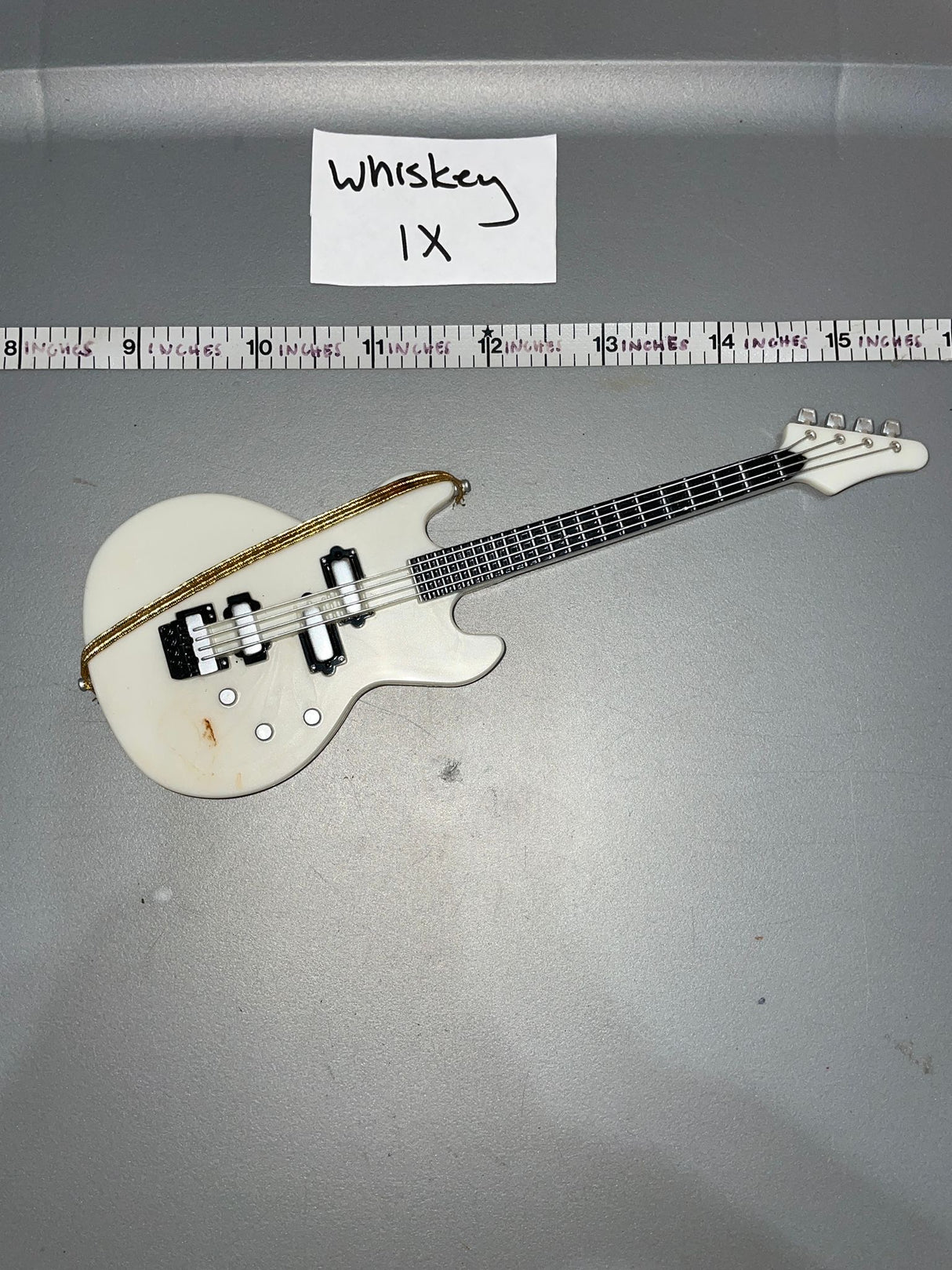 1/6 Scale Modern Diorama Civilian Guitar