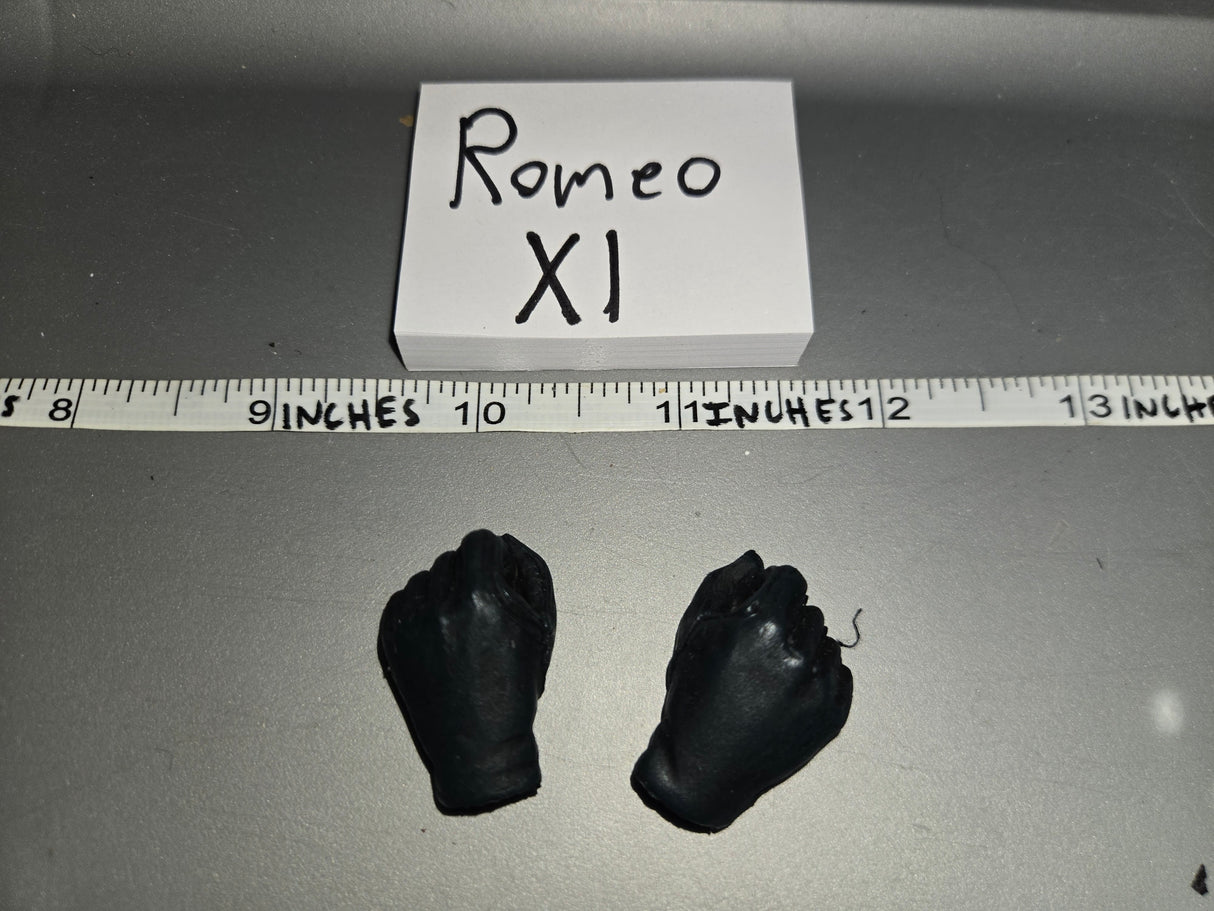 1:6 Scale Medieval Gloved Hands