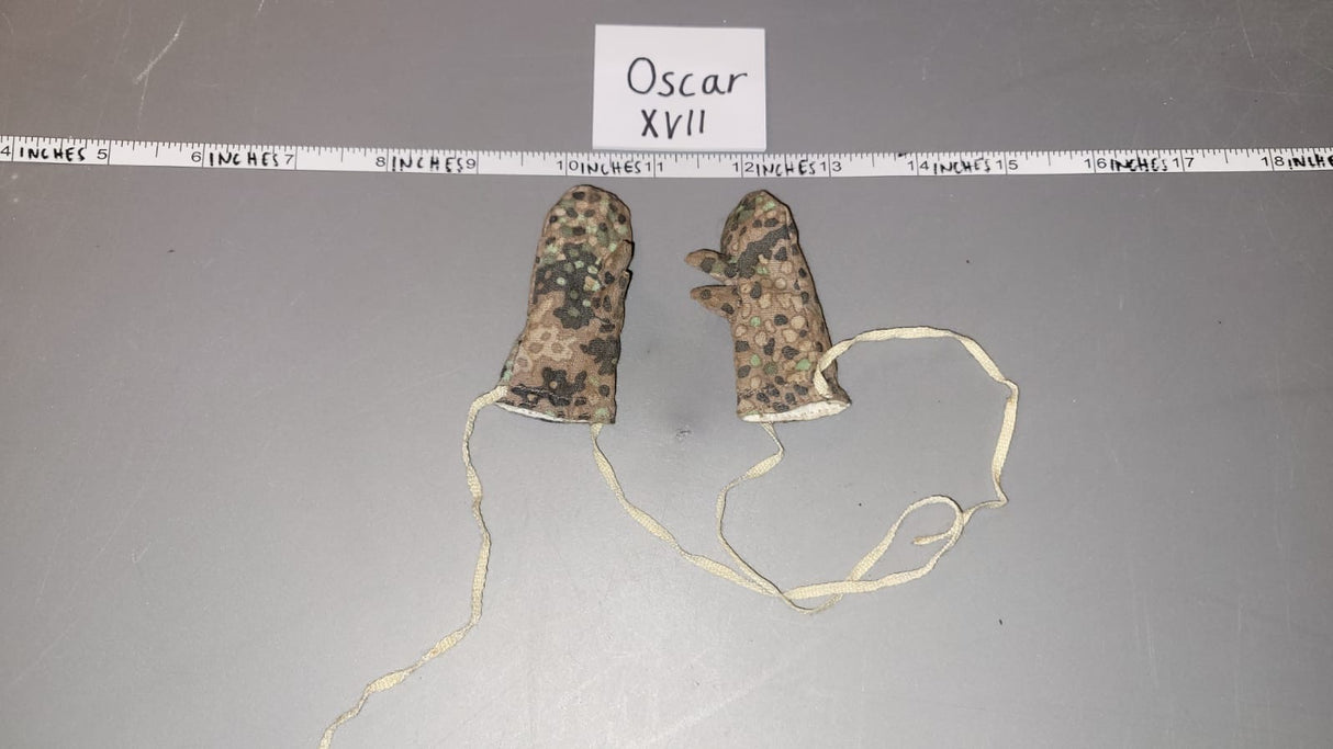 1:6 Scale WWII German Pea Dot Mittens