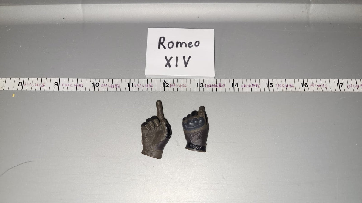 1/6 Scale Modern Gloved Hands