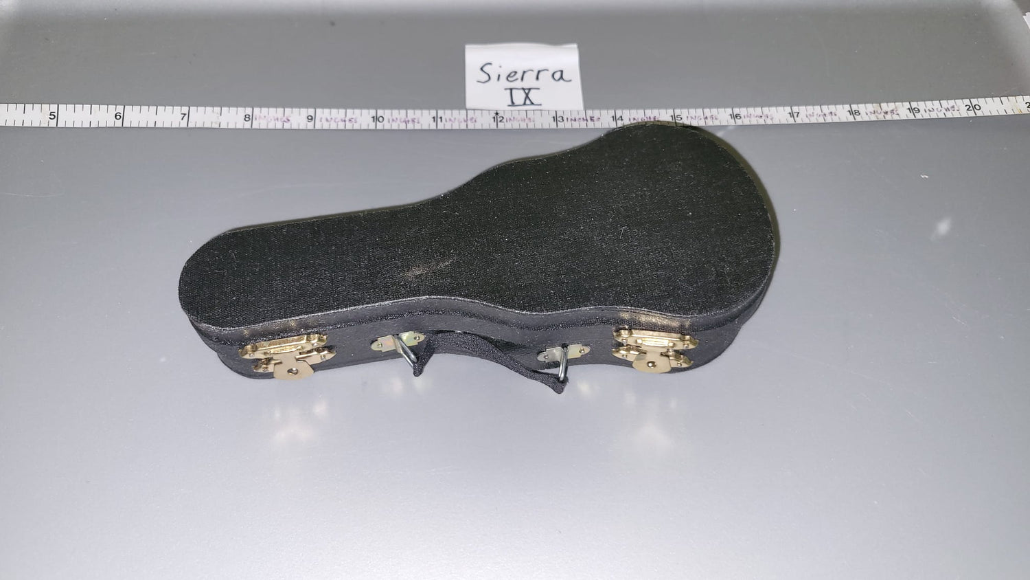 1/6 Scale Modern Era Guitar and Case - Diorama / Western