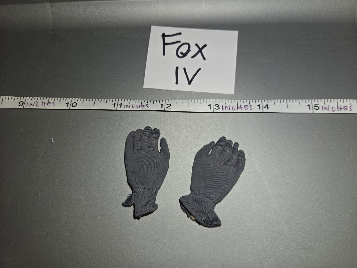 1:6 Scale WWII German Gloved Hand Set