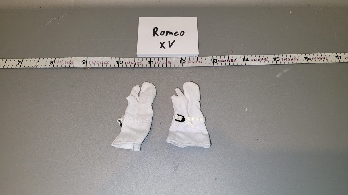 1:6 Scale WWII German Mittens / Gloves - Dragon