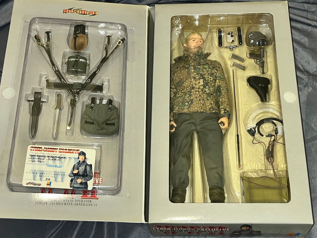 1/6 Scale WWII GERMAN HJ DIVISION RADIO OPERATOR
PANZER-NACHRICHTEN-ABTEILUNG 12 - Albert Rudel - NIB Dragon Cyber Hobby