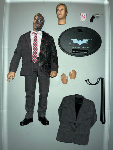 1/6 Scale Harvey Dent - Batman The Dark Knight - Hot Toys Loose