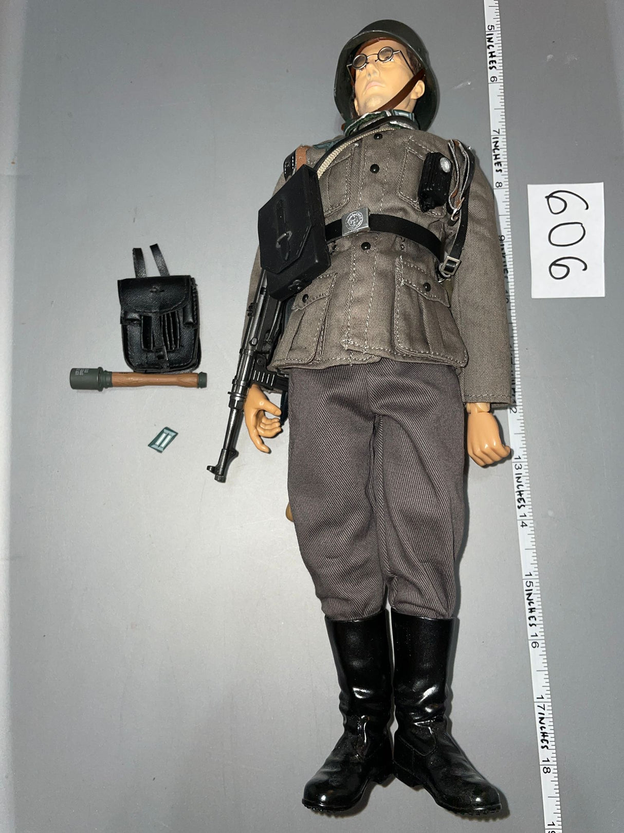 1:6 Scale WWII German Heer Infantry Dressed Figure - Cyber Hobby Dragon