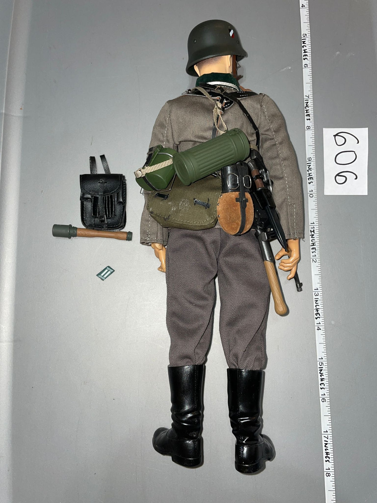 1:6 Scale WWII German Heer Infantry Dressed Figure - Cyber Hobby Dragon