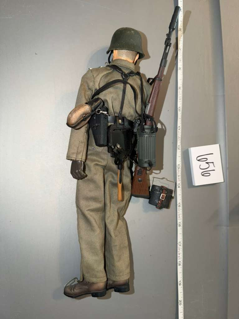 1:6 Scale WWII German Heer Grenadier Dressed Figure - Dragon
