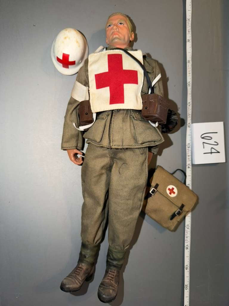 1:6 Scale WWII German Medic Dressed Figure - Dragon