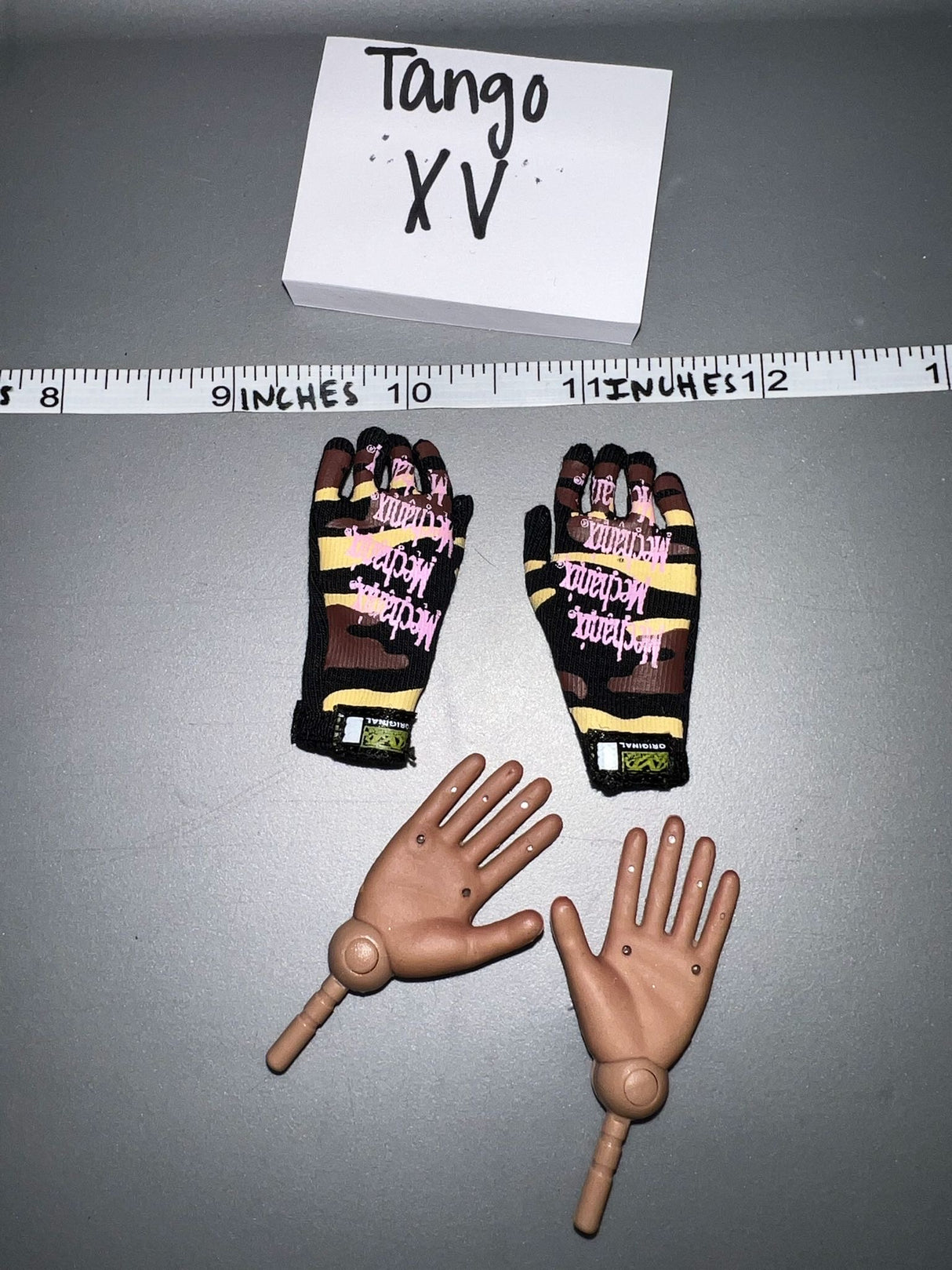 1/6 Scale Modern Gloved Hands
