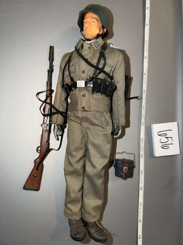 1:6 Scale WWII German Heer Grenadier Dressed Figure - Dragon