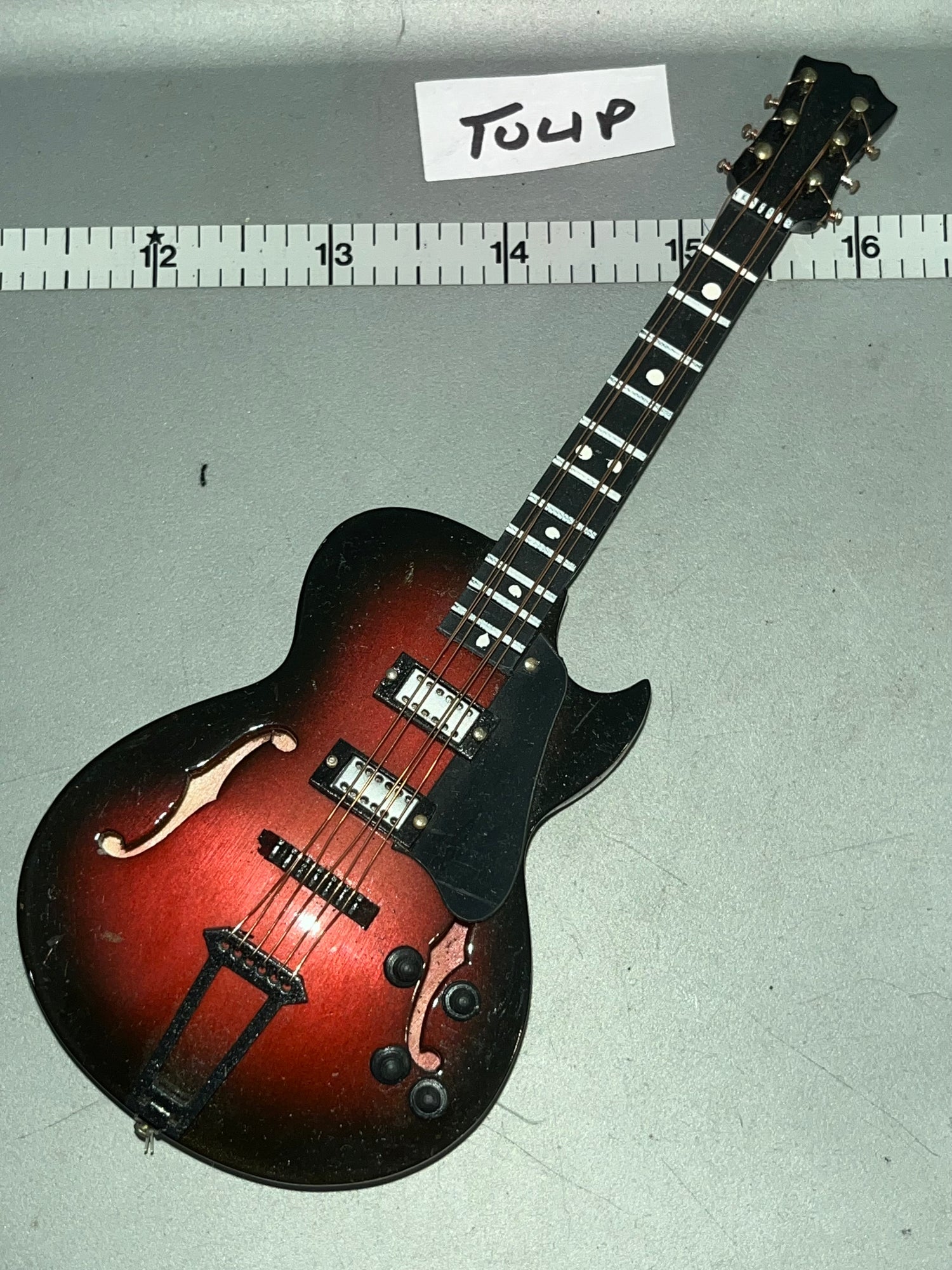 1/6 Scale Modern Diorama Civilian Guitar