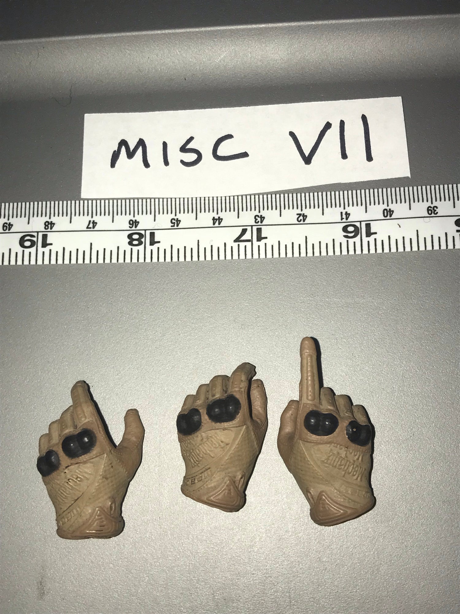 1:6 Modern Gloved Hands 111744