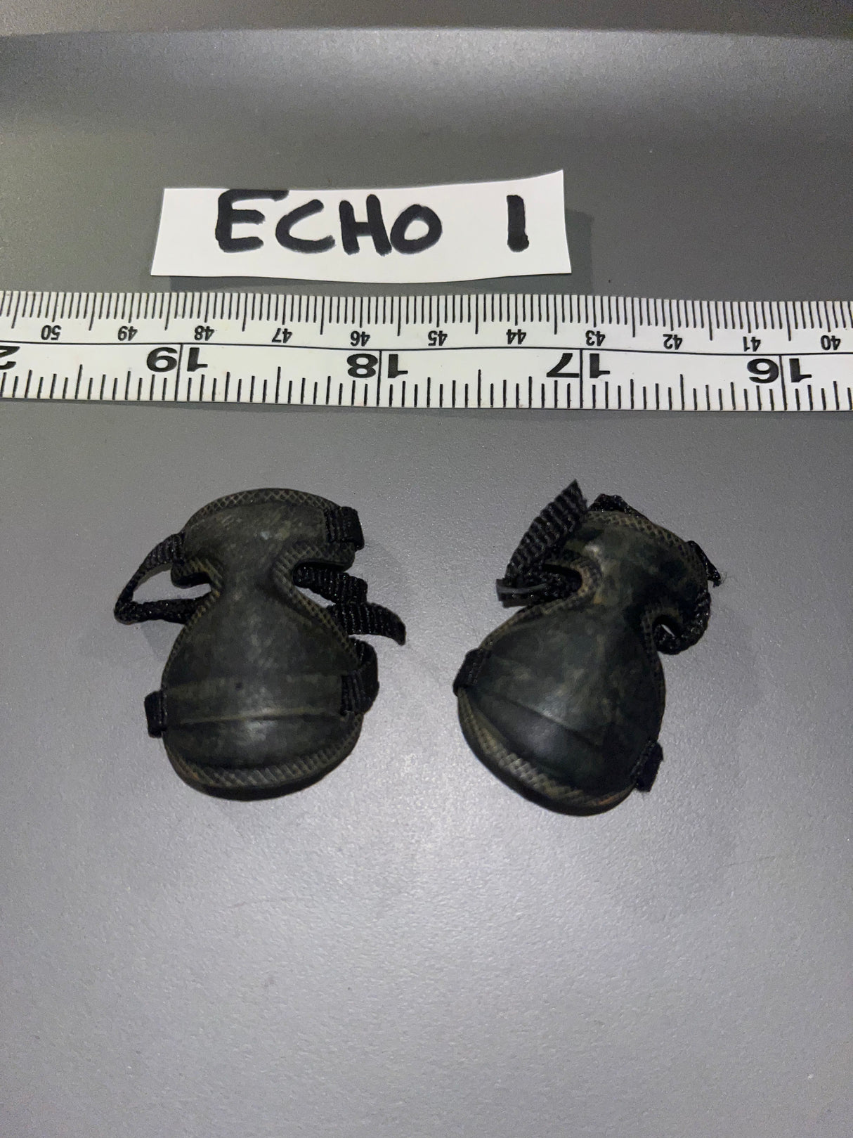 1:6 Scale Modern Era Knee Pads 104606