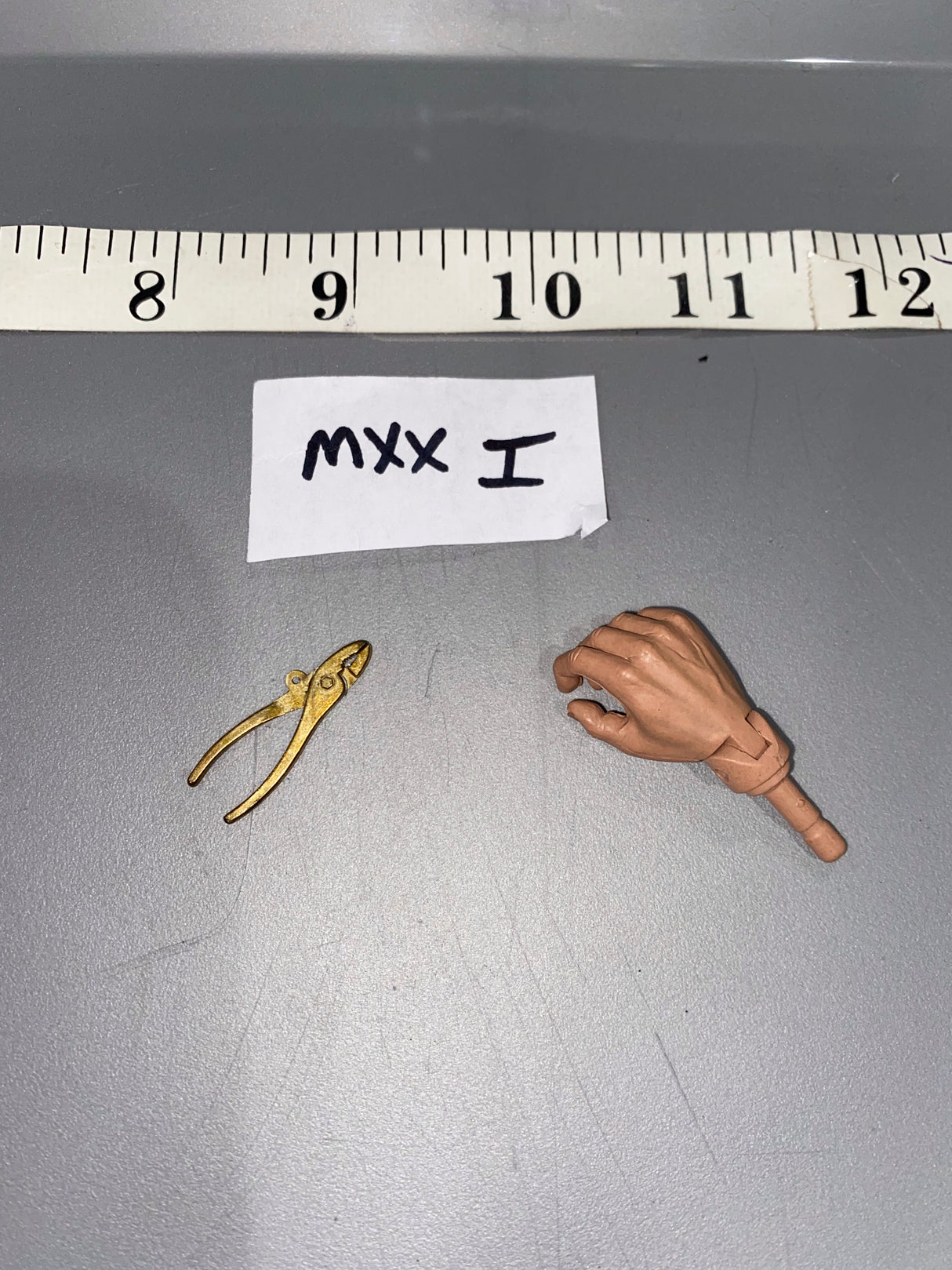 1:6 Scale Pliers - Tool Diorama Item 112492