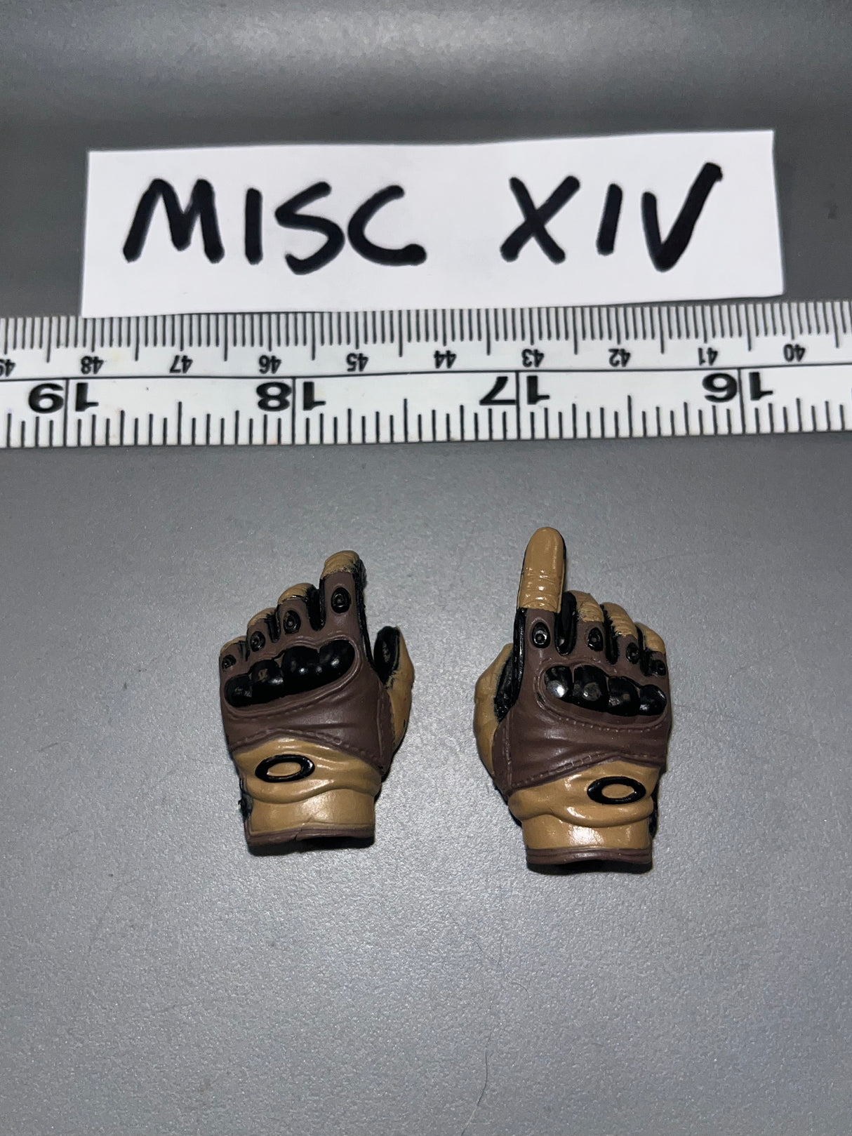 1/6 Scale Modern Era  Glove Hands- Minitimes 105708
