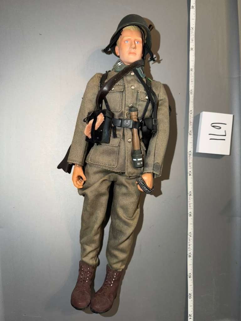 1:6 Scale WWII German Waffen Grenadier Dressed Figure - Dragon