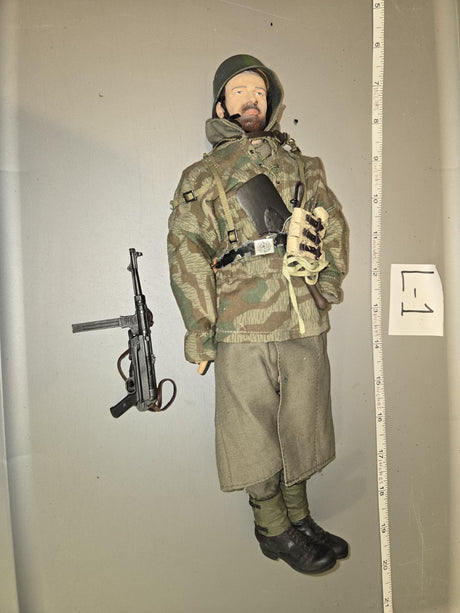 1/6 Scale WWII German Splinter Camouflage Smock Uniformed Figure with MP40 Submachine Gun - L-1