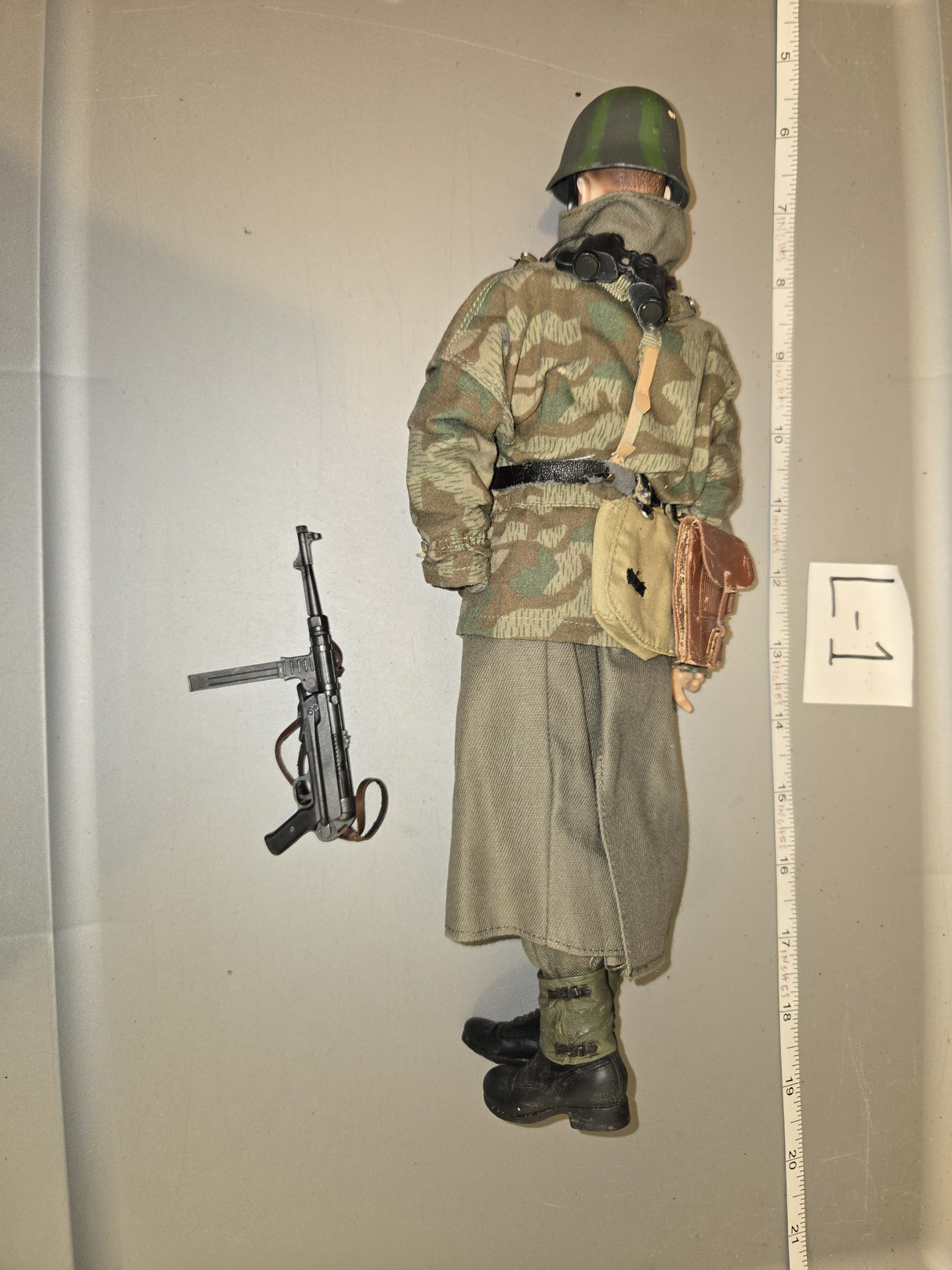1/6 Scale WWII German Splinter Camouflage Smock Dressed Figure with MP40 Submachine Gun - L-1