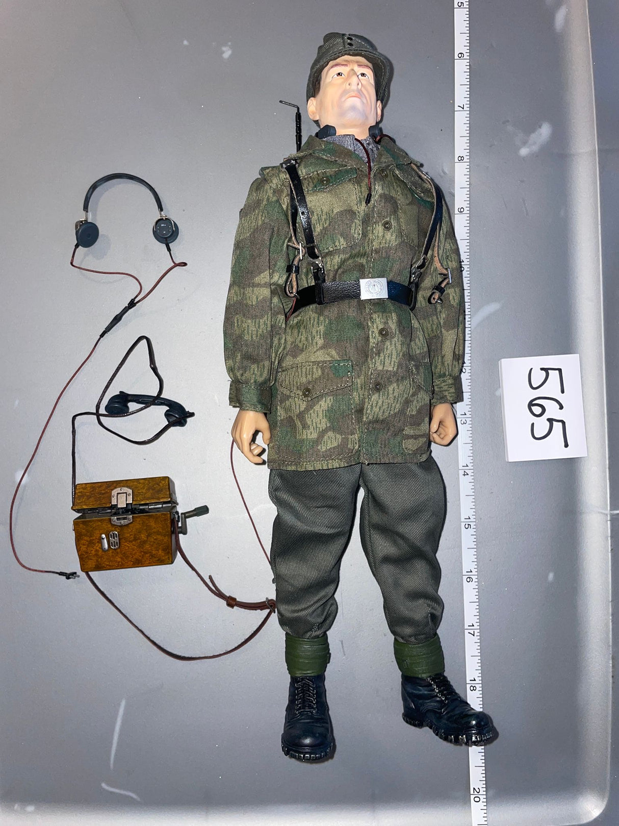 1:6 Scale WWII German Gebirgsjager Radioman Dressed Figure - Dragon