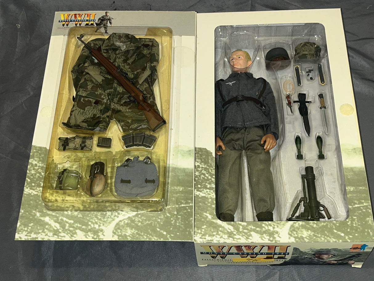 1/6 Scale WWII GERMAN Fallschirmjager Schnell - NIB Dragon -