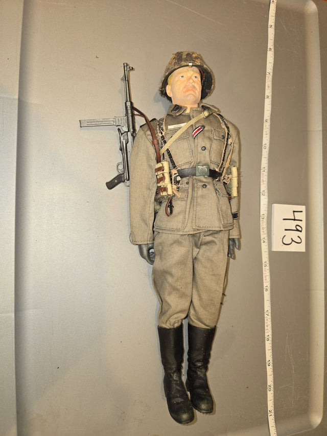 1/6 Scale WWII German Waffen Infantry Dressed Figure with MP40 Submachine Gun and Kar98k Triple Ammunition Pouches - H93