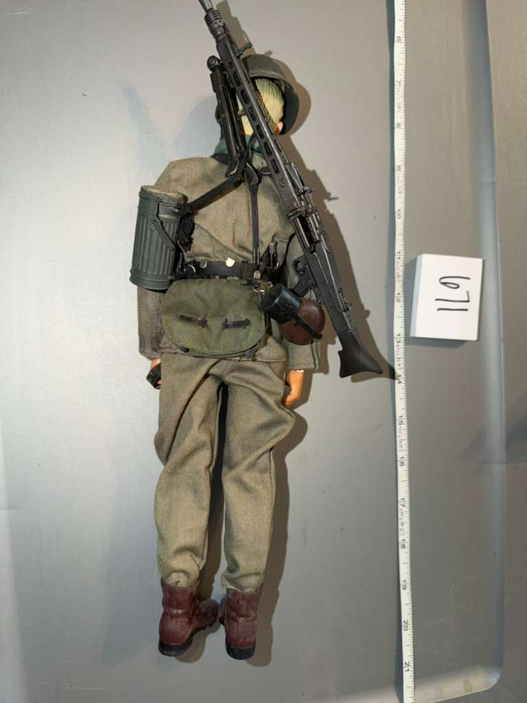 1:6 Scale WWII German Waffen Grenadier Dressed Figure - Dragon