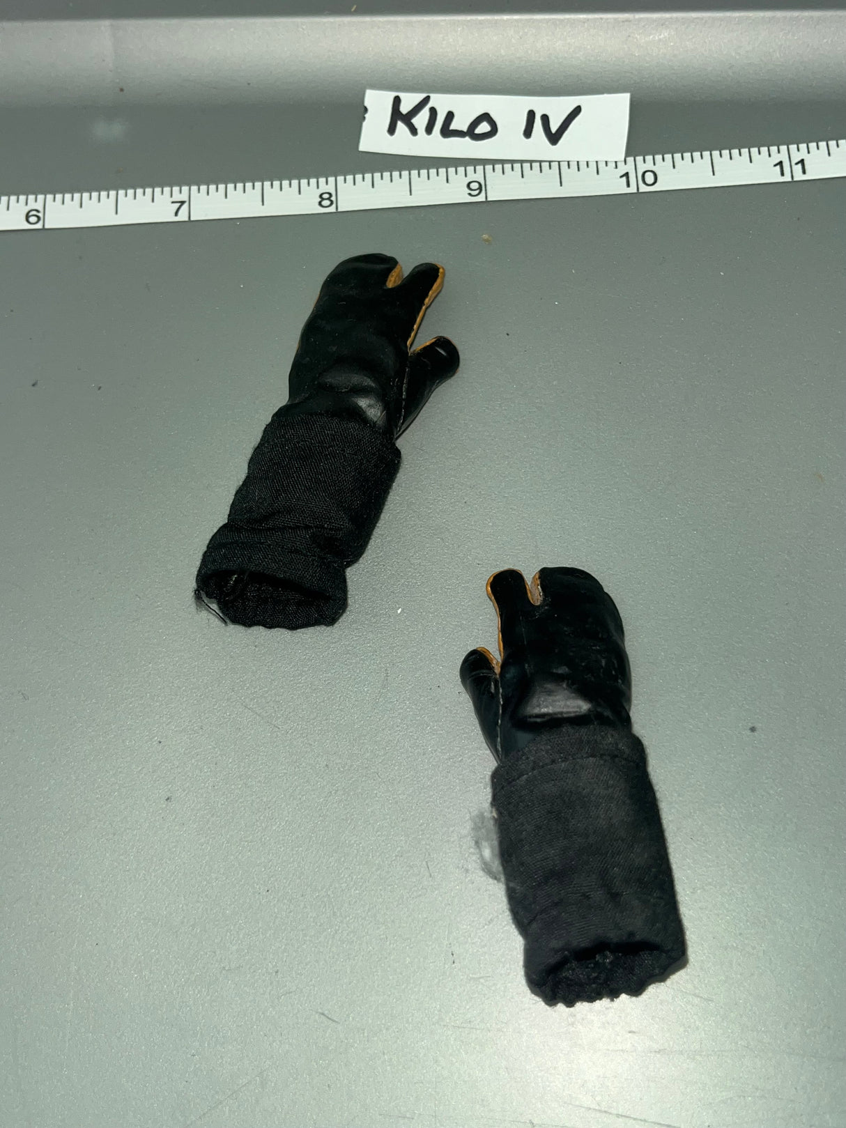 1/6 Scale Modern Era Winter Gloved Hands