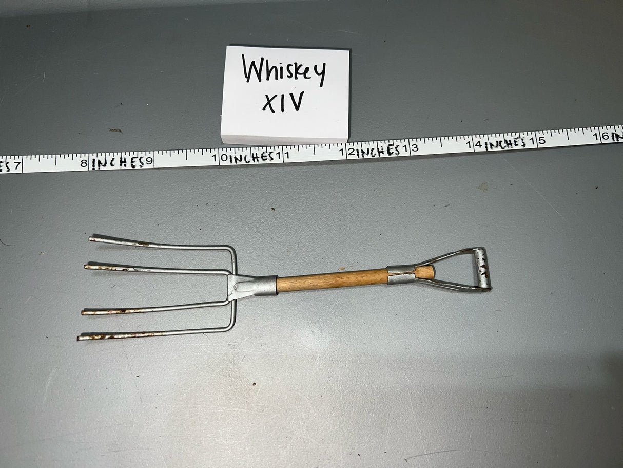 1/6 Scale Metal Wood Short Pitch Fork Diorama Item