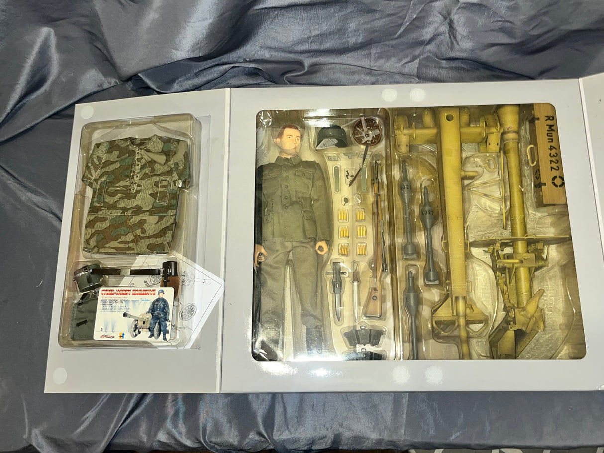 1/6 Scale WWII German PÜPPCHEN GUNNER w/ 8 .8 cm RAKETENWERFER 43 - Cyber Hobby Pieter Holbein Dragon - NIB