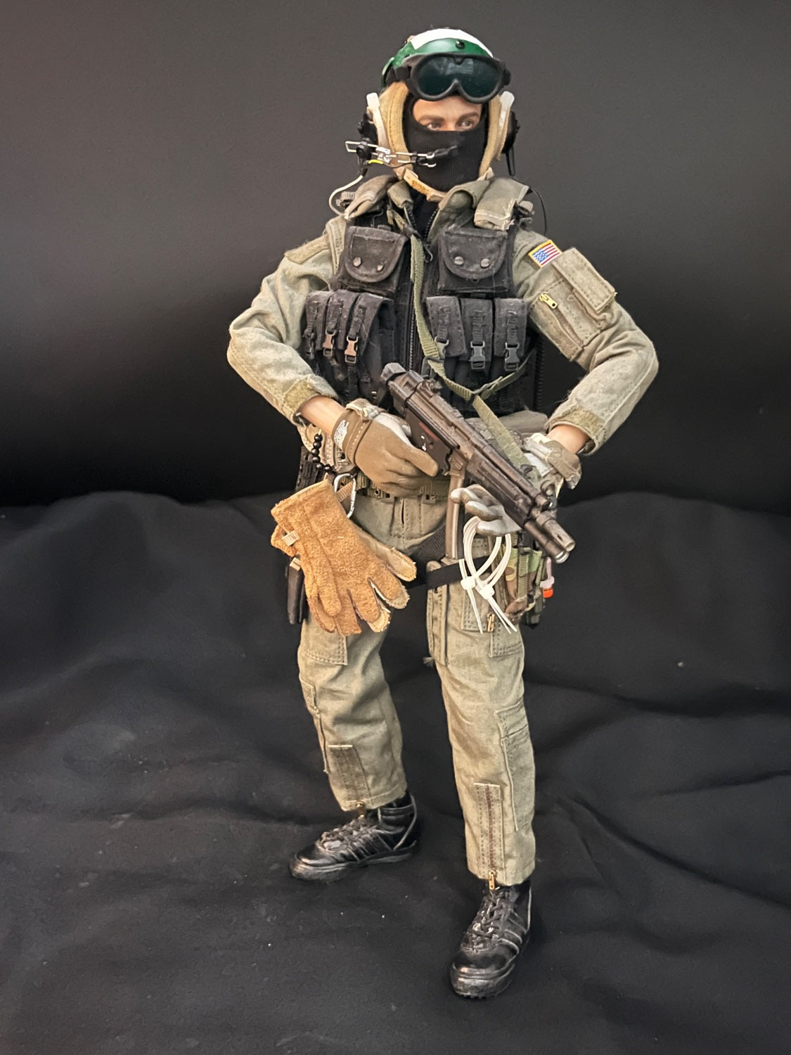 1/6 Scale Modern US Special Operations Force Dressed Figure with MP5 Submachine Gun and Tactical Gear