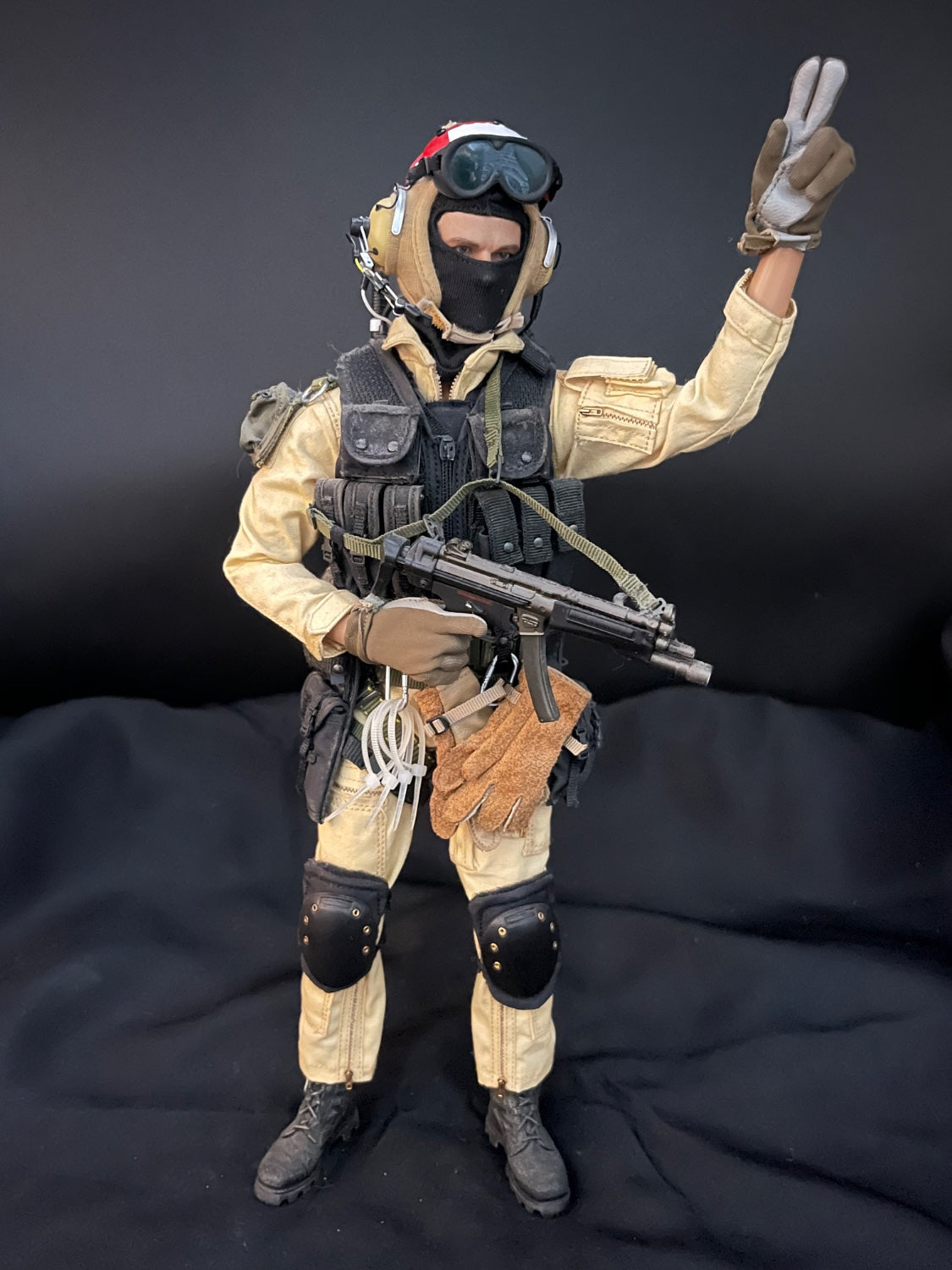 1/6 Scale Modern Era Special Operations Forces Dressed Figure with MP5 Submachine Gun