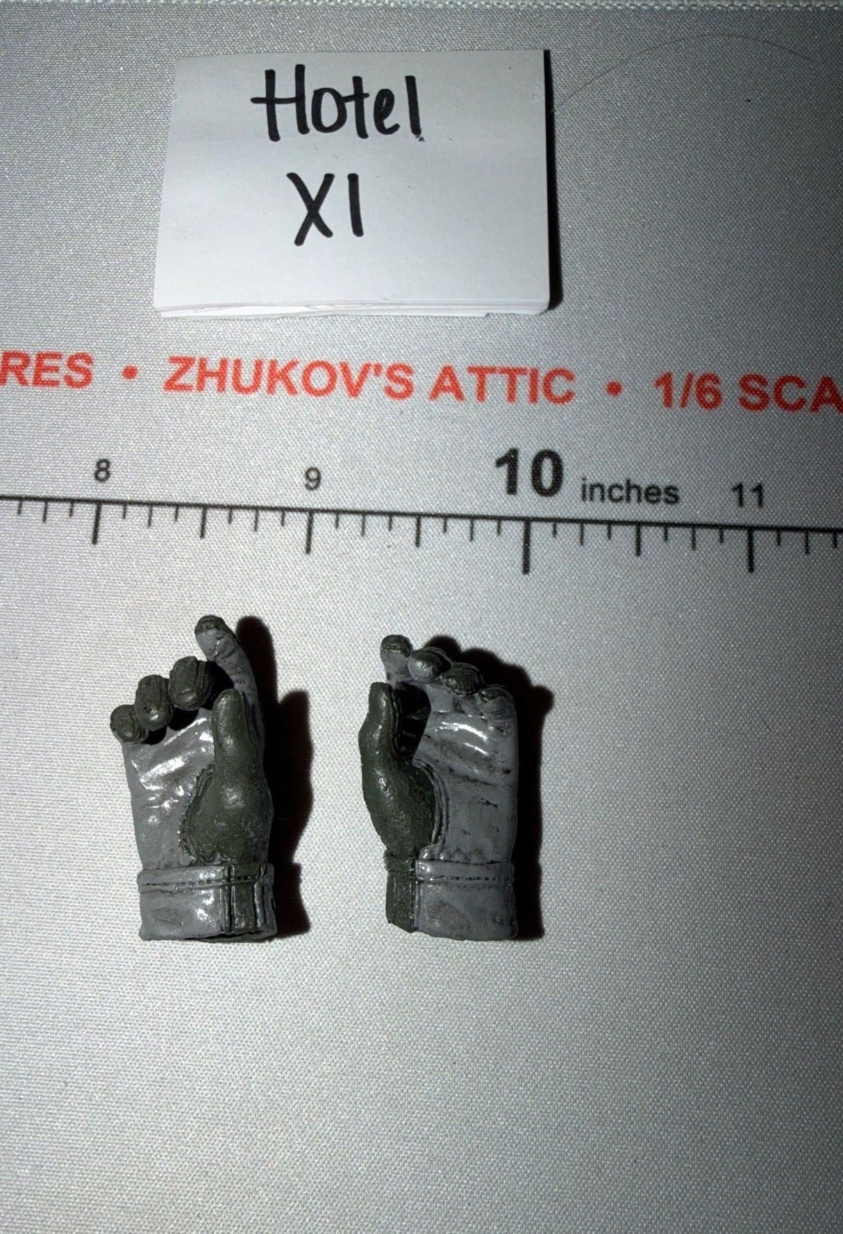 1/6 Scale Modern Pilot Gloved Hands - BBI