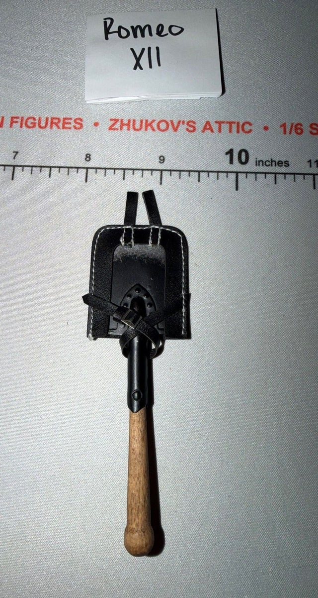 1/6 Scale WWII German Entrenching Tool with Carrier - DID