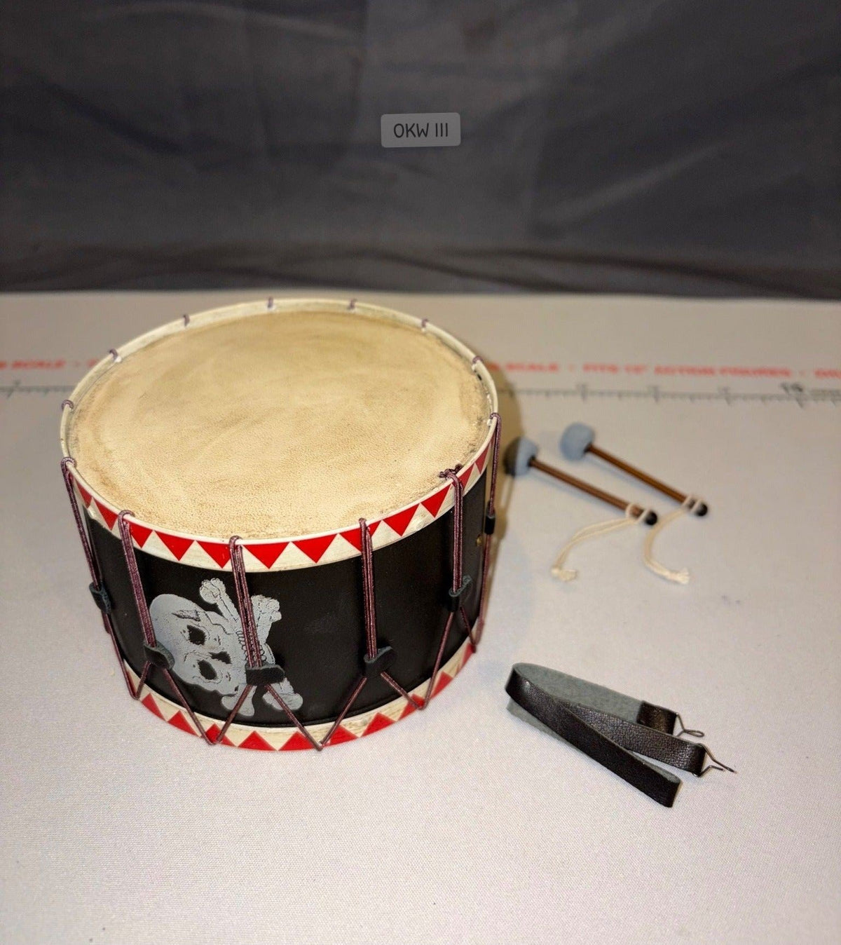 1/6 Scale WWII German Waffen Field Drum with Drumsticks and Strap - DID
