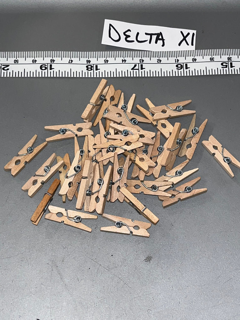 1:6 Scale Modern Era Clothes Pin Lot - Diorama 107261